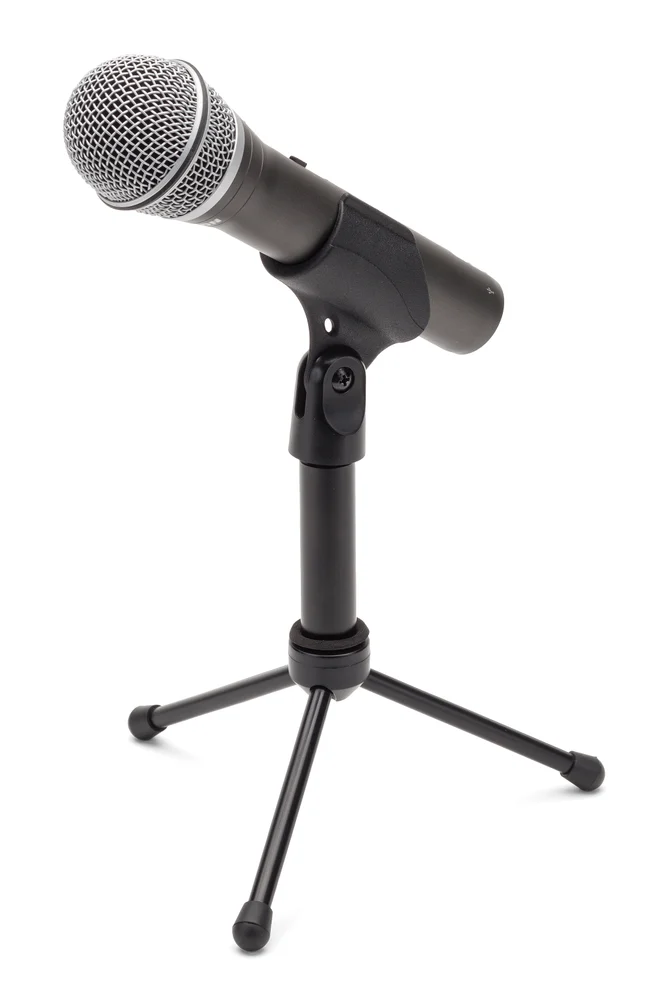 Samson Q2U microphone on its included tabletop stand